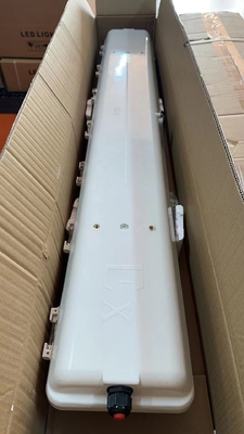 Luce fluorescente a prova di esplosione con protezione IP66 WF2 e potenza per ambienti severi