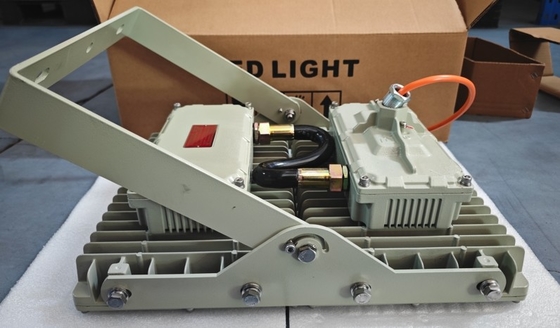 Luce a LED a prova di esplosione per la zona petrolifera e del gas 1 e 2 300W IP66 apparecchiature di illuminazione industriale soffitto montato per uso petrolchimico