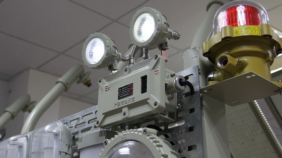 Luce di emergenza ignifuga industriale che garantisce la sicurezza in ambienti pericolosi