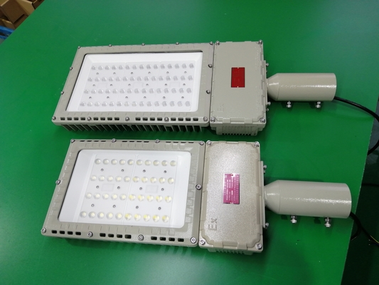 Luce solare a prova di esplosione all'aperto Ip66 100w 200w LED Efficienza della luce di alluvione 130lm/w Con cinque anni di garanzia