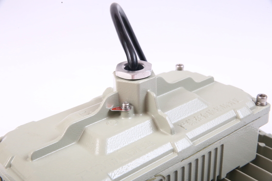 Luce a LED a prova di esplosione a tensione AC100-277V 50w e livello di protezione IP66 per gas di petrolio e aree industriali