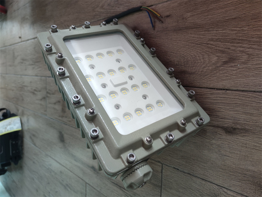 Proiettore a prova di esplosione a LED per esterni IP66 WF2 Petrolio petrochimico industriale utilizzato 170lm/w 150watt