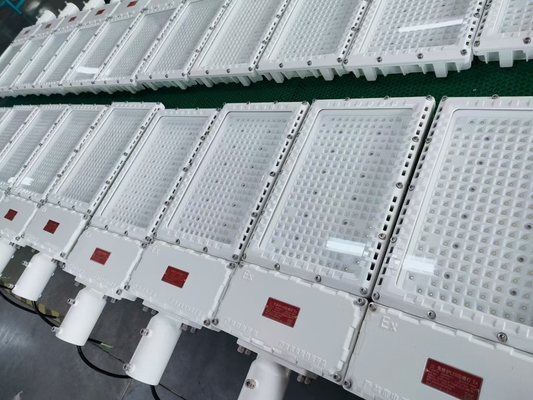 Lampada stradale LED antideflagrante CCT 3000/ 4000/ 5000/ 5700K CRI Ra≥80 Ideale per aree industriali con gas e polveri pericolose