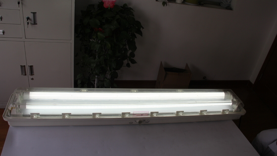 Luce lineare a LED antideflagrante certificata ATEX IECEx CNEX per Zona pericolosa 1 e Zona 2 – Illuminazione industriale impermeabile a risparmio energetico per ambienti petrolchimici