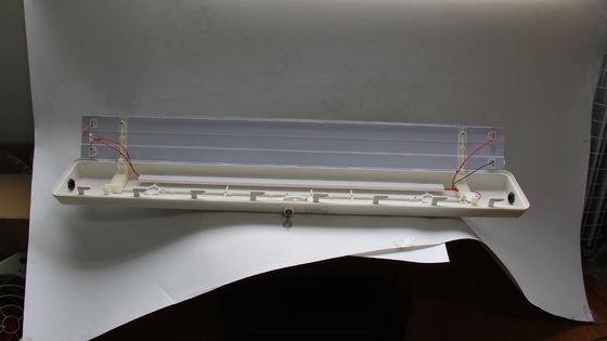 Lampada lineare a prova di esplosione a LED impermeabile per piattaforme petrolifere, impianti chimici e stazioni di rifornimento di benzina certificata ATEX/IECEx/CNEX, efficiente dal punto di vista energetico, durevole e di facile installazione
