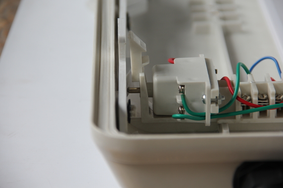 Lampada lineare a prova di esplosione a LED impermeabile per piattaforme petrolifere, impianti chimici e stazioni di rifornimento di benzina certificata ATEX/IECEx/CNEX, efficiente dal punto di vista energetico, durevole e di facile installazione