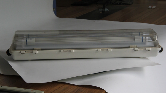 Lampada lineare a prova di esplosione a LED impermeabile per piattaforme petrolifere, impianti chimici e stazioni di rifornimento di benzina certificata ATEX/IECEx/CNEX, efficiente dal punto di vista energetico, durevole e di facile installazione