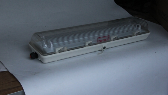 Lampada lineare a prova di esplosione a LED impermeabile per piattaforme petrolifere, impianti chimici e stazioni di rifornimento di benzina certificata ATEX/IECEx/CNEX, efficiente dal punto di vista energetico, durevole e di facile installazione