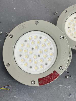 ATEX IECEx IP66 Luce a prova di esplosione a LED 100W 150W Luce per magazzino alta baia AC 100-277V Fusione a stampa in alluminio Garanzia di 5 anni