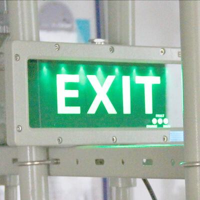 Apparecchio di illuminazione a LED antideflagrante con 16 ore di autonomia di emergenza e durata di 50000 ore per l'illuminazione di aree pericolose